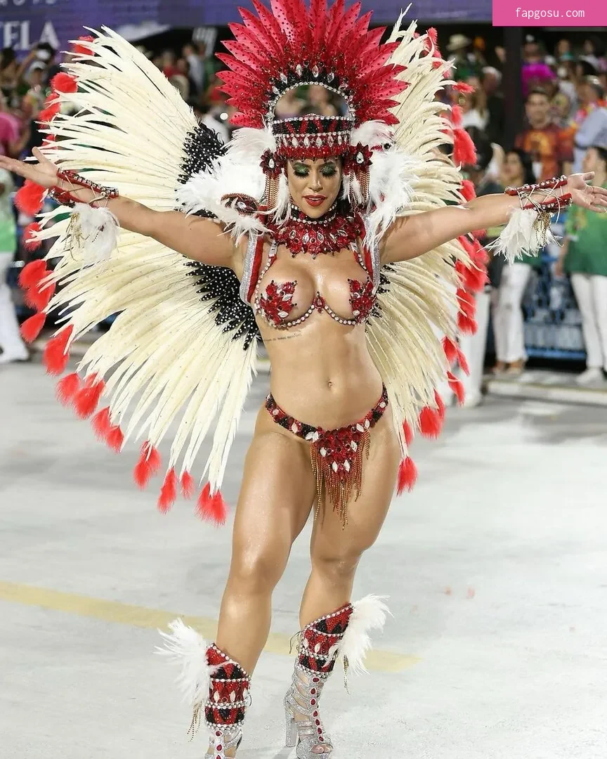 Larissa Tomásia