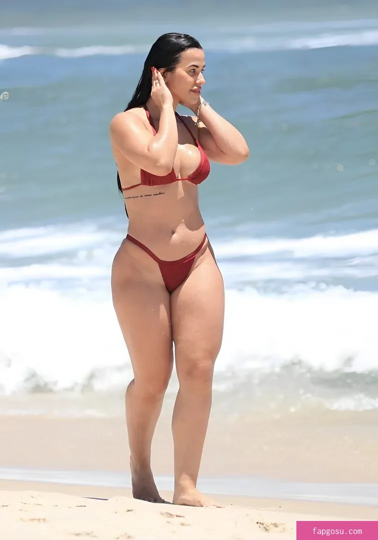 Larissa Tomásia
