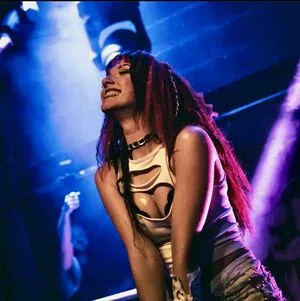 Lauren Tate Delilah Bon content