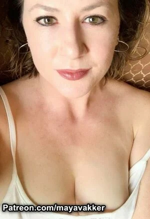 Maya Vakker content