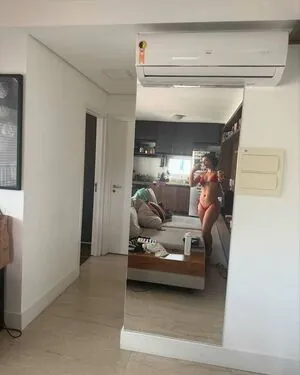 Menina Veneno content