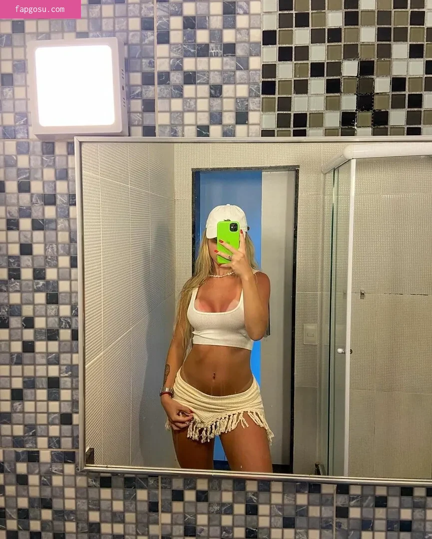 Naelly Flores