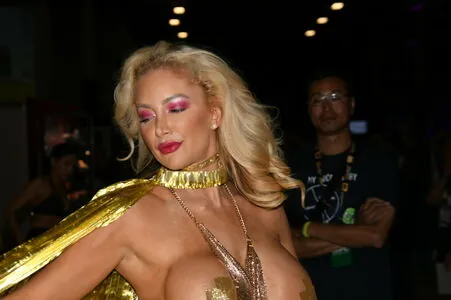 Nicolette Shea