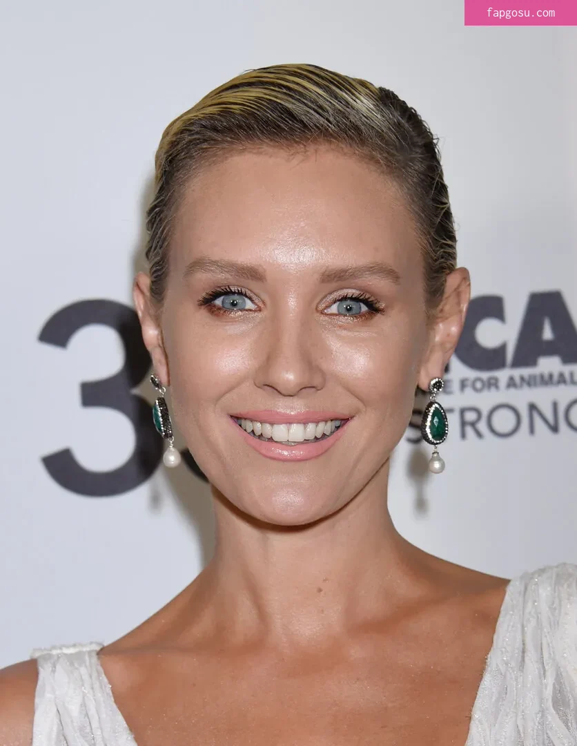 Nicky Whelan