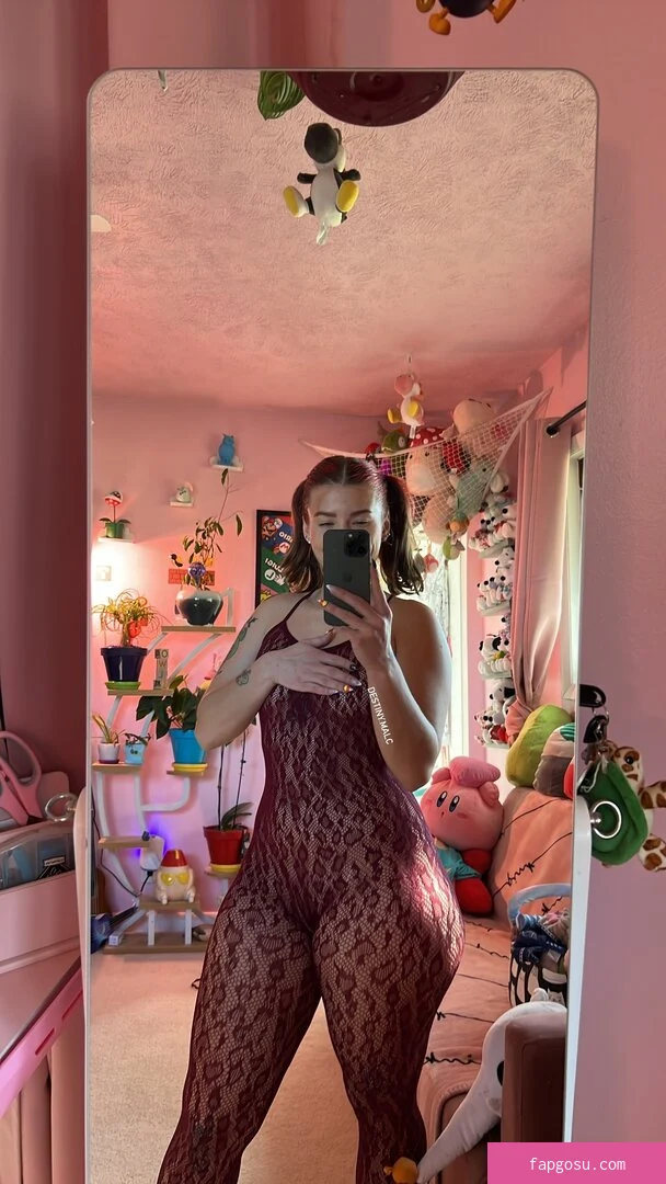 Queen_D / queen_egirl27