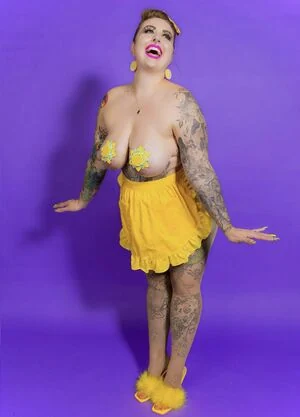queenie_von_curves content