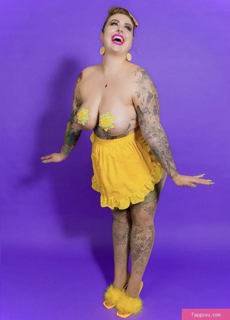 queenie_von_curves