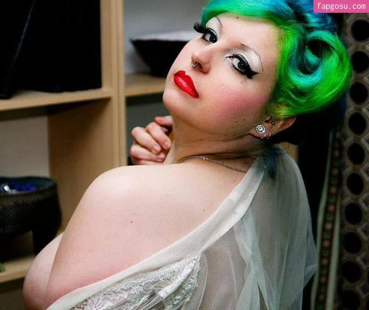 queenie_von_curves