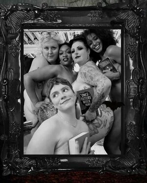 queenie_von_curves content