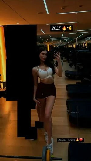 Roxie Węgiel content