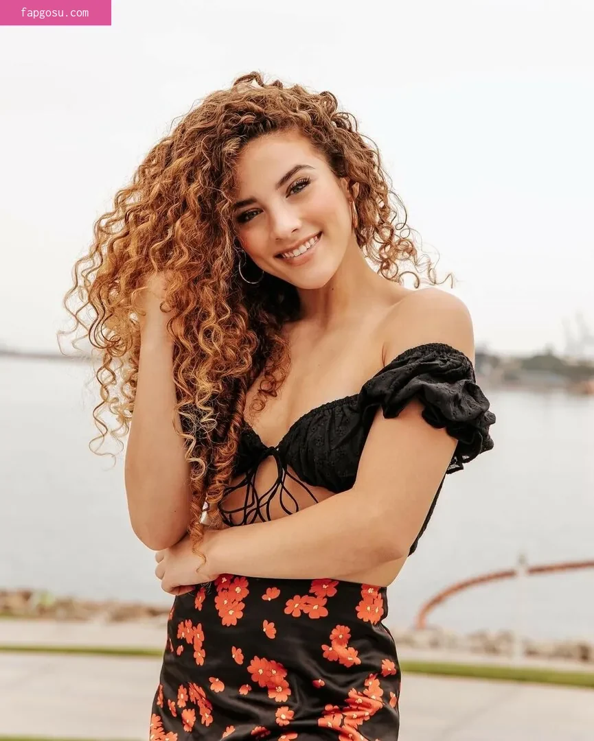 Sofie Dossi