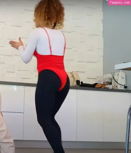 Sofie Dossi