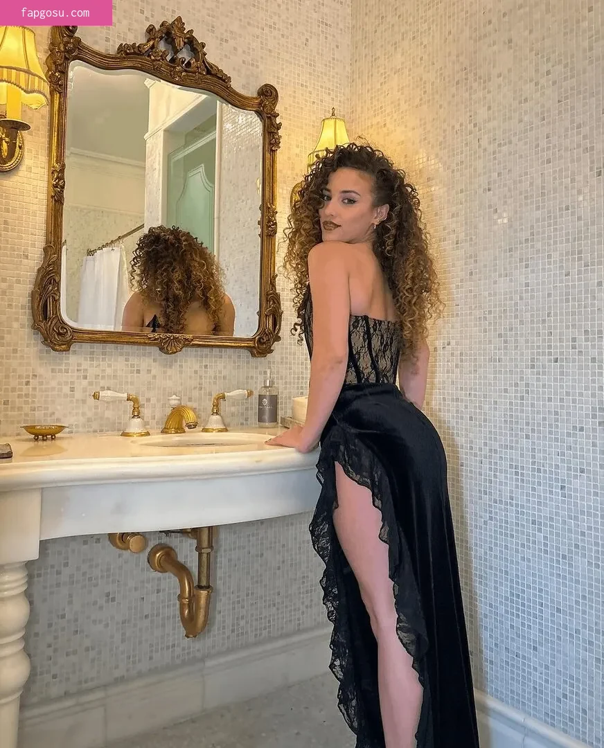 Sofie Dossi