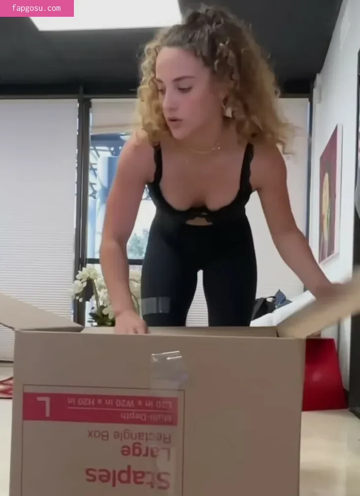 Sofie Dossi