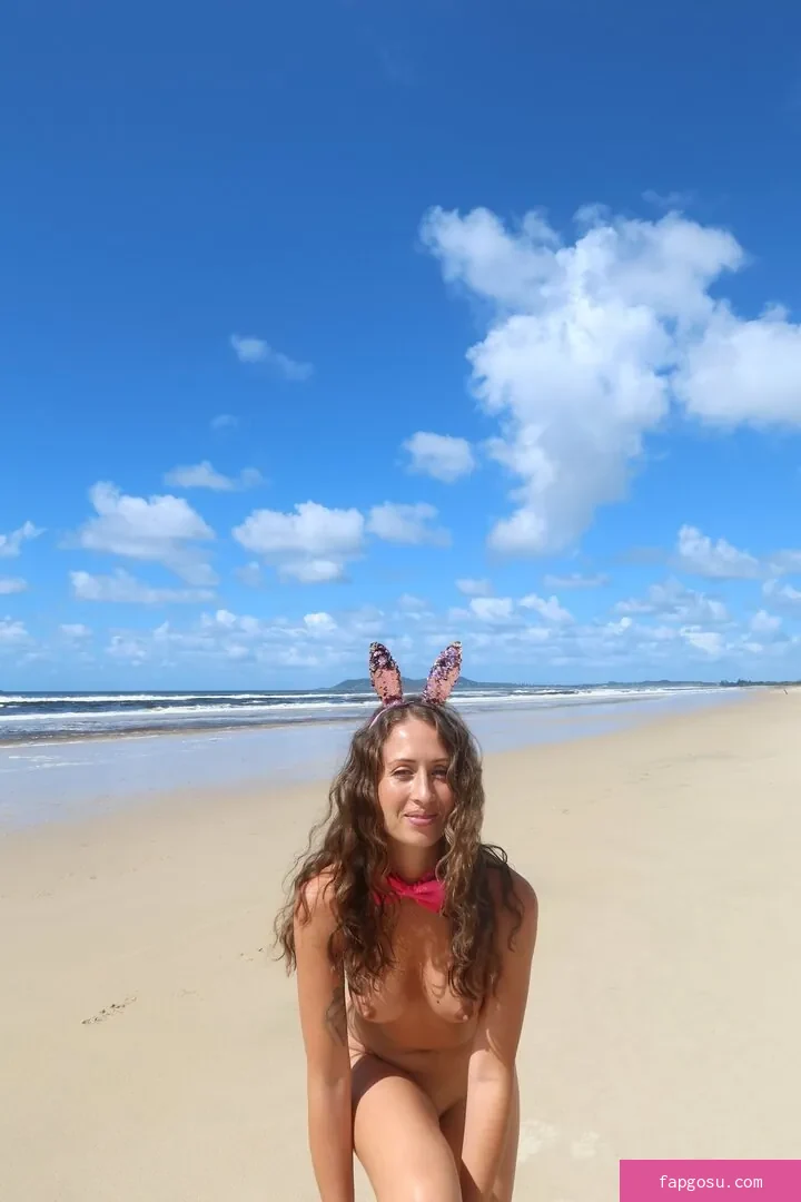thenudeblogger