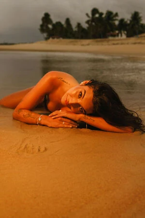 Vanessa Lopes content
