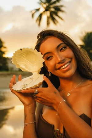 Vanessa Lopes content