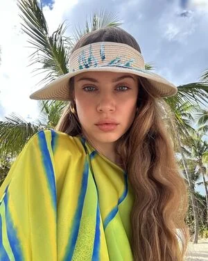Xenia Tchoumitcheva content