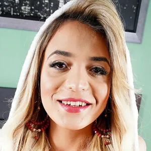 Yasmine De Castro