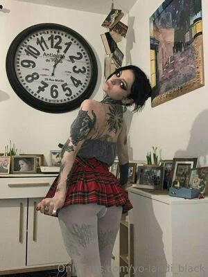 yo-landi_black content
