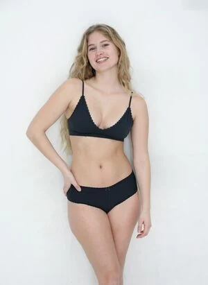 Zoe Kaeppele content