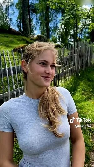 Zoe Kaeppele content